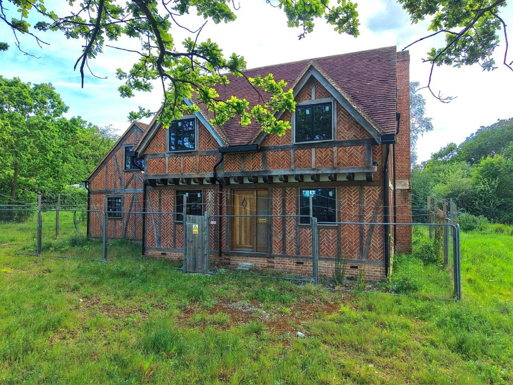 Lot: 15 - TUDOR-STYLE HOUSE IN NEED OF COMPLETION OCCUPYING OVER TWO ACRES - Front aspect of property